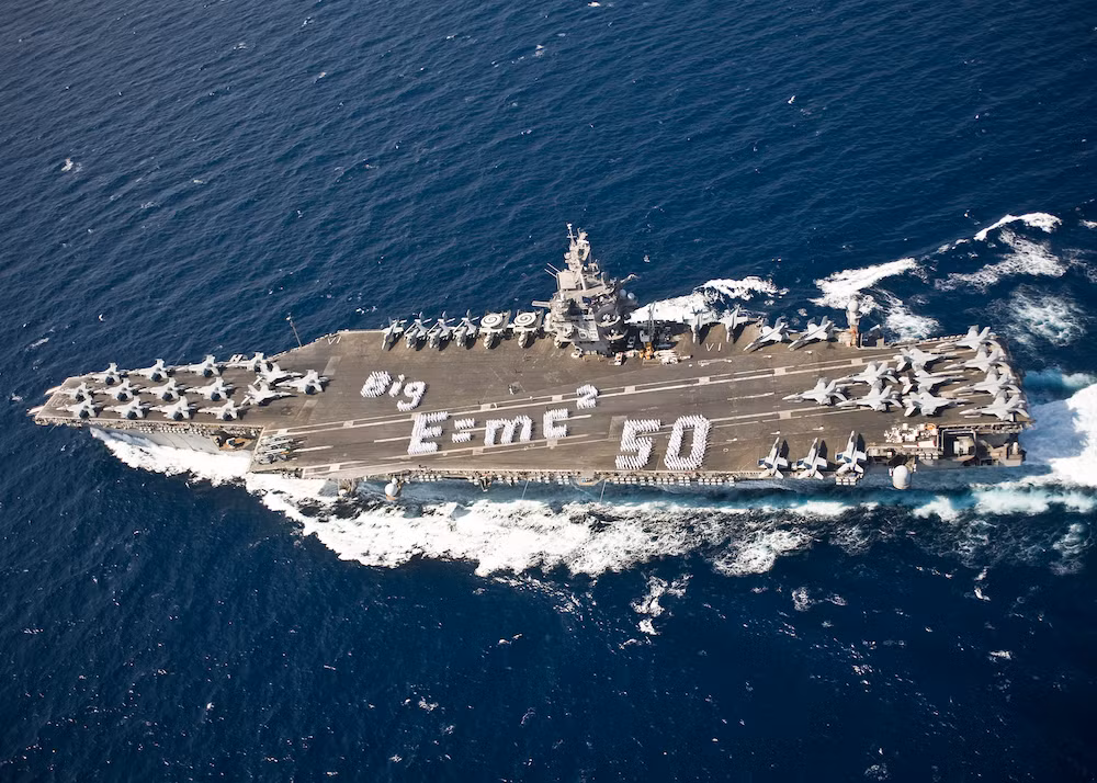 Giống như mọi tàu sân bay khác của Mỹ, trang bị vũ khí trên tàu sân bay USS Enterprise chỉ dừng lại ở mức tối giản với 3 tổ hợp pháo cao tốc 20mm loại Phalanx và 3 tổ hợp tên lửa phòng không tầm gần Sea Sparrow. Sức mạnh lớn nhất của Enterprise nằm ở độ máy bay tối đa tới 90 chiếc mà nó có thể mang theo. Nguồn ảnh: Militarytoday.