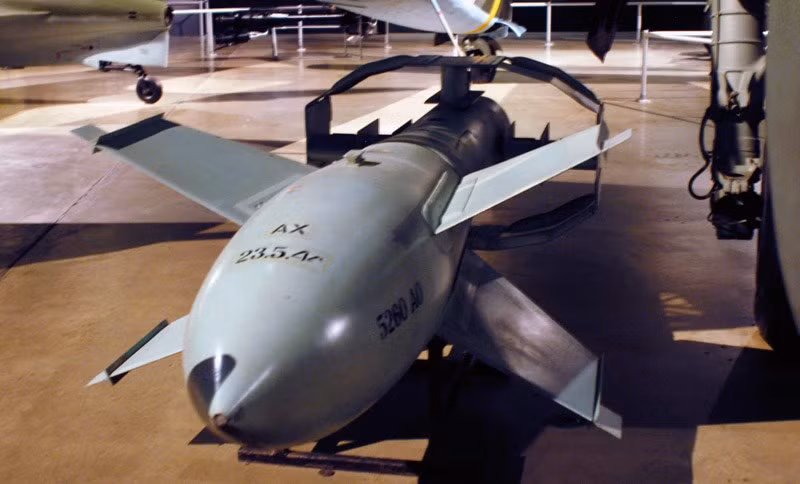 Mặc dù vậy phải tới năm 1943 loại bom này mới được triển khai ra chiến trường Địa Trung Hải để tấn công các tàu chiến của đối phương trong cảng Sicily - khi đó đã bị phát xít Đức chiếm đóng. Tuy nhiên không có báo cáo nào khẳng định rằng các loại bom này đã đánh trúng mục tiêu trong ngày đầu ra mắt này. Nguồn ảnh: Flow.