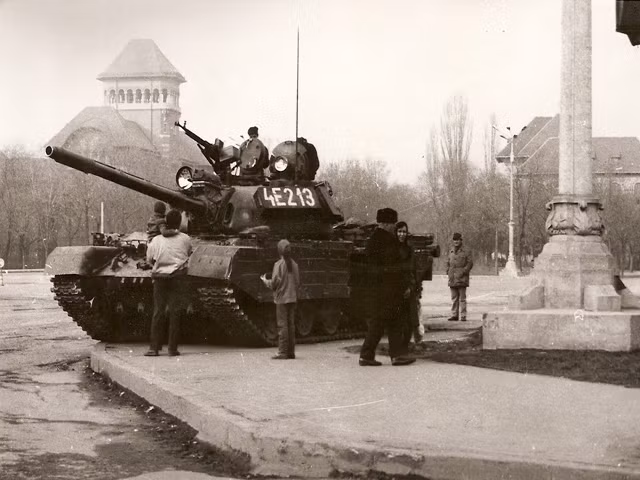 Được Romania nghiên cứu phát triển trong thời gian suốt từ năm 1978 cho tới tận năm 1986, xe tăng chiến đấu chủ lực TR-85 được bắt đầu sản xuất hàng loạt từ năm 1986 tới tận khi Liên Xô tan ra. Nguồn ảnh: History.