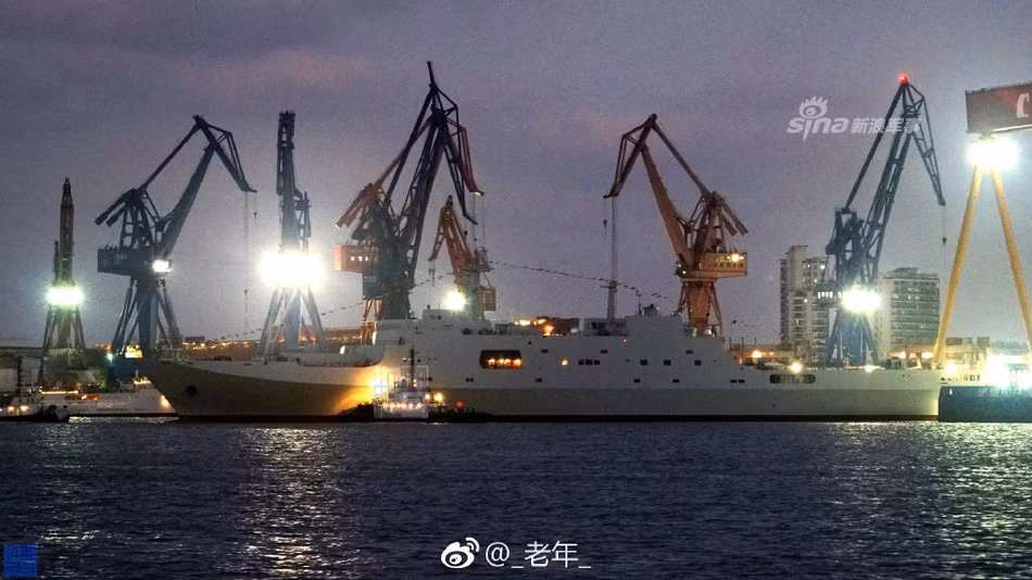 Sở hữu kiểu dáng thân tàu rất độc đáo, tàu đổ bộ tấn công Type 071 cung cấp một mặt sàn tàu cực kỳ rộng giúp nó tăng sức chứa và có đủ diện tích để dựng bệnh viện dã chiến hoặc các phòng chỉ huy tạm ngay trên tàu. Nguồn ảnh: Chinamilitary.