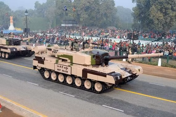 Phía Ấn Độ dự kiến năm 2019 này sẽ đặt hàng một loạt các phiên bản Arjun Mk-II để nâng cấp cho các phiên bản Arjun cũ đang phục vụ trong biên chế của nước này. Nguồn ảnh: QQ.