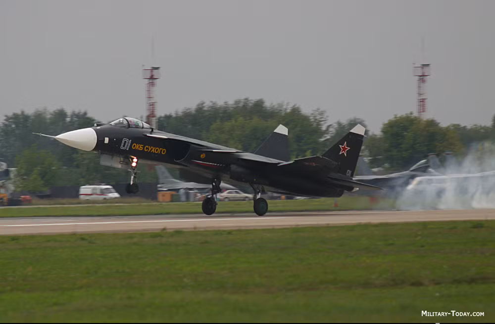 S-37 Berkut có chiều dài 22,6 mét, sải cánh rộng 16,7 mét và sử dụng kiểu cánh tiến cực kỳ độc đáo. Trọng lượng cất cánh tối đa của chiếc máy bay này được công bố vào khoảng 34 tấn. Nguồn ảnh: Militarytoday.