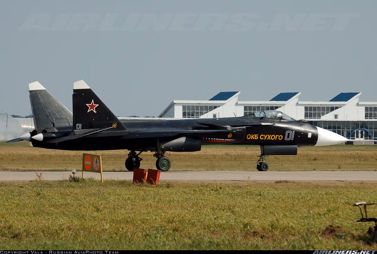 Hai động cơ mà S-37 Berkut sử dụng cho phép nó di chuyển với tốc độ lên tới tối đa 2200 km/h với trần bay 18 km cùng tầm hoạt động tối đa 3300 mét. Nguồn ảnh: Airliners.