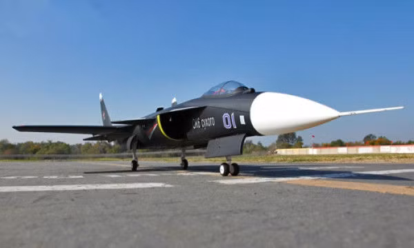 Kiểu dáng của S-37 Berkut cũng có hiệu năng khí động học cực cao, cho phép nó mở rộng được tầm hoạt động và có thể bay được ở tốc độ cao hơn thông thường ở độ cao thấp - điều chỉ thấy được ở những loại máy bay phản lực được tối ưu hoá kiểu dáng khí động học. Nguồn ảnh: Militarytoday.