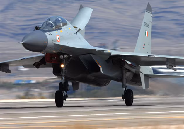 Theo hợp đồng được Nga và Ấn Độ ký kết, sẽ có 50 chiếc Su-30MKI được lắp ráp tại Nga và 200 chiếc khác được Ấn Độ tự lắp ráp. Nguồn ảnh: Pinterest.