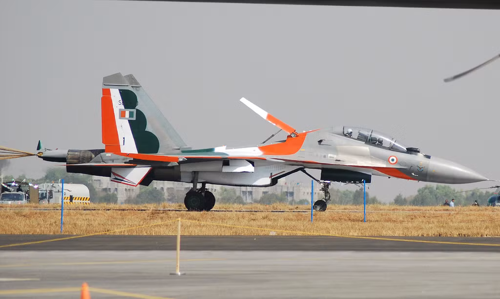 Su-30MKI là phiên bản chiến đấu cơ đa năng hai ghế ngồi, hai động cơ được thiết kế bởi Tập đoàn chế tạo máy bay Sukhoi của Nga và được lắp ráp bởi Ấn Độ dựa trên hợp đồng chuyển giao công nghệ giữa hai quốc gia này. Nguồn ảnh: Loner.