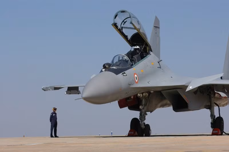 Chưa kể tới việc, dây chuyền lắp ráp Su-30MKI của Ấn Độ cũng có quy mô nhỏ và hoạt động không chuyên nghiệp như dây chuyền sản xuất Su-30 Nga nên giá thành của chiếc Su-30MKI cứ thế bị đội lên qua thời gian mà không có dấu hiệu hạ xuống. Nguồn ảnh: Aviation.