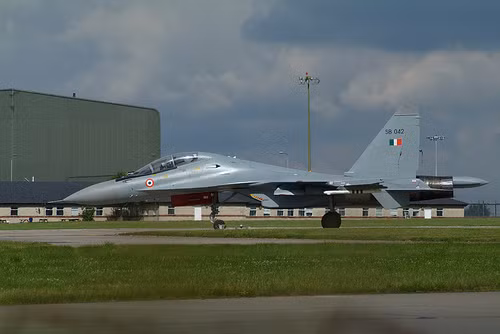Bộ trưởng Quốc phòng Ấn Độ còn cho biết, chi phí sản xuất Su-30MKI thậm chí còn cao hơn nữa nếu tính thêm cả giá thành chuyển giao công nghệ và các chi phí liên quan khác đến vấn đề sở hữu trí tuệ trên chiếc Su-30MKI mà Nga bàn giao cho nước này. Nguồn ảnh: Conscrp.