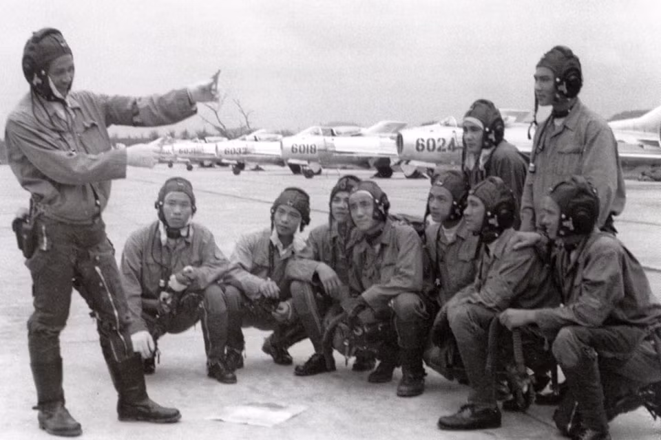 Tiếp đến là loại tiêm kích MiG-19, đay là loại tiêm kích bắt đầu được Liên Xô sản xuất từ năm 1955 với số lượng sản xuất tổng cộng 2172 chiếc. Nguồn ảnh: Fotoreport.