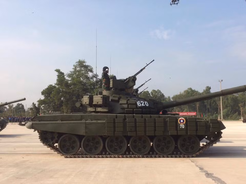 Xe tăng T-72B1MS của Quân đội Lào lừng lững tiến qua lễ đài trong cuộc tổng duyệt trước ngày 20/1. Nguồn ảnh: ອຍເປັນຄົນລາວ.