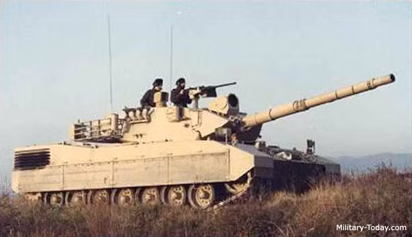 OF-40 được trang bị pháo 105mm, được phát triển bởi OT Melara, tương tự như L7 của Anh. Nó tương thích với đạn tiêu chuẩn của NATO và bắn được các loại đạn bao gồm đạn xuyên giáp, đạn HE và FR-FRAG. Nguồn ảnh: Military-today.