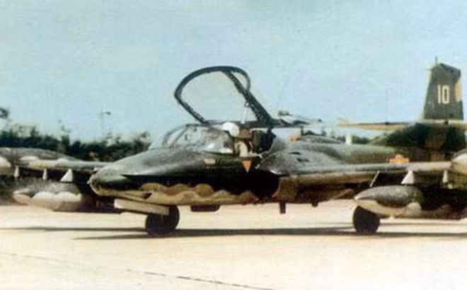 Tiếp đến là cường kích hạng nhẹ A-37 Dragon. Loại cường kích này đã được Không quân Nhân dân Việt Nam sử dụng cho các nhiệm vụ yểm trợ đường không một cách cực kỳ hiệu quả trên chiến trường Campuchia. Nguồn ảnh: Forces.