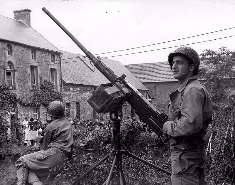 Trong chiến tranh thế giới thứ hai, khẩu M2 Browning thậm chí còn có khả năng sử dụng như một khẩu súng phòng không nếu được trang bị giá đỡ phù hợp.