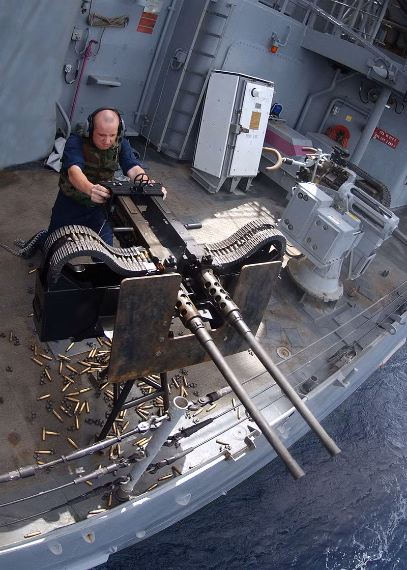 M2 Browning sử dụng cỡ đạn 12,7x99mm chuẩn NATO với cơ chế nòng giật ngắn (Short Recoil) chứ không phải cơ chế trích khí khoá nòng thông thường nên khẩu súng này có tỷ lệ kẹt đạn rất cao. Tuy nhiên cũng khác với cơ chế trích khí khoá nòng, kiểu kẹt đạn của M2 Browning cũng dễ dàng được giải quyết chỉ bằng cách lên đạn lại.