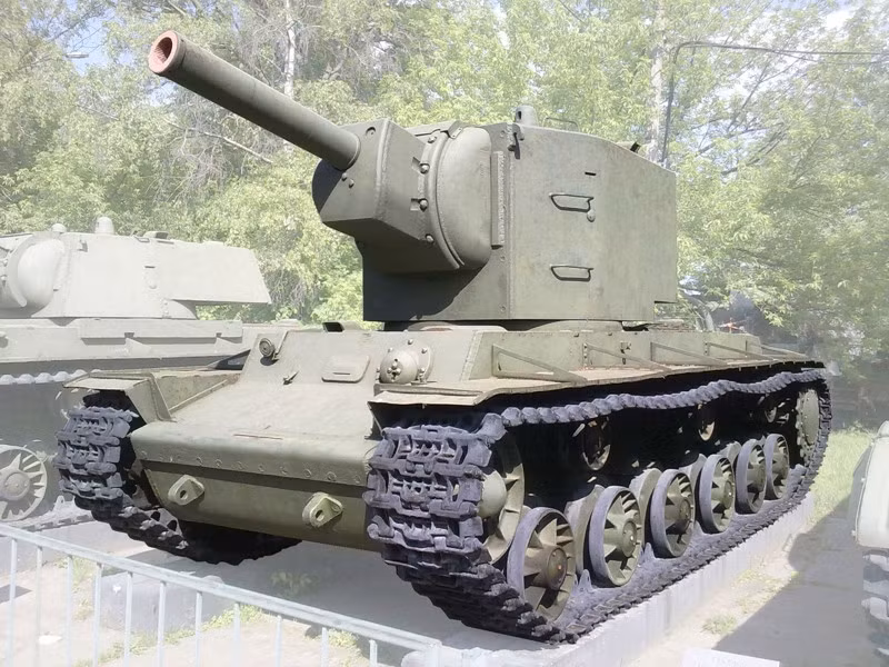 Nếu KV-1 đã thuộc dạng "khó chơi" thì KV-2 thậm chí còn cứng đầu hơn và trong những ngày đầu khi Đức tiến công vào Liên Xô, KV-2 thường được ưu tiên cho máy bay Đức xử lý còn bộ binh Đức thậm chí không dám bén mảng lại gần chiếc thiết giáp kỳ dị này. Nguồn ảnh: ERus.