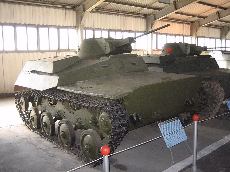 Tiếp đến là phiên bản hiện đại hơn được phát triển từ T-37 đó là T-40 - cũng là một loại xe tăng lội nước và là loại xe tăng hiện đại bậc nhất của Liên Xô khi cuộc chiến nổi ra. Quá trình sản xuất T-40 được bắt đầu từ năm 1939 và tổng cộng có 960 chiếc loại này từng xuất xưởng. Nguồn ảnh: ERus.