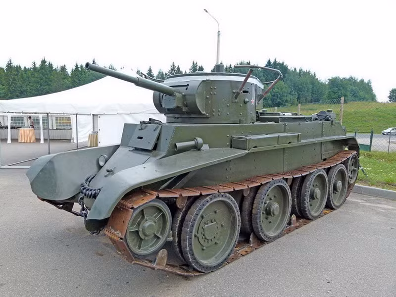 Phiên bản cao cấp nhất của dòng BT đó là BT-7. Về cơ bản đây là xe tăng BT-5 với hệ thống động cơ và radio được cải tiến. Tổng cộng Liên Xô có tới 5000 chiếc BT-7 khi nổ ra chiến tranh với Đức. Nguồn ảnh: ERus.