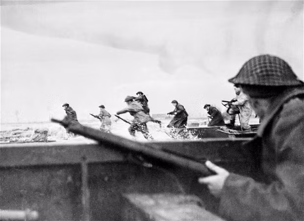  Bãi biển Normandy lại có điểm khác biệt khá lớn so với Pas-de-Calais. Đây là một trong những điểm yếu nhất trong phòng tuyến Đại Tây Dương của Đức và dù nó không quá gần nước Anh nhưng cũng đủ gần để lính đồng minh không phải chịu quá nhiều cơn say sóng trên đường di chuyển. Nguồn ảnh: Thearchive.