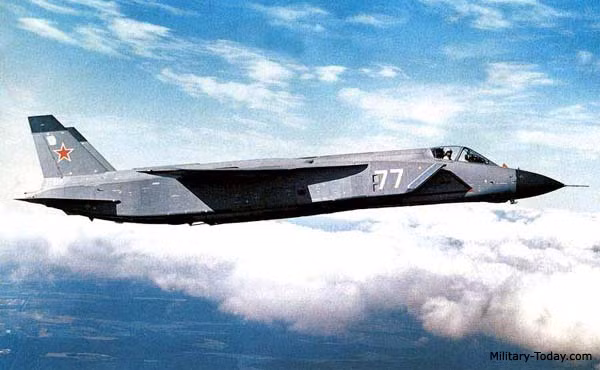 Năm 1975, Cục thiết kế Yakovlev đã được lệnh phát triển một chiếc máy bay mạnh hơn và chưa từng có với tốc độ siêu thanh kèm theo khả năng cất - hạ cánh thẳng đứng, tầm bay xa hơn và vũ khí mạnh mẽ. Nguồn ảnh: Military-today.