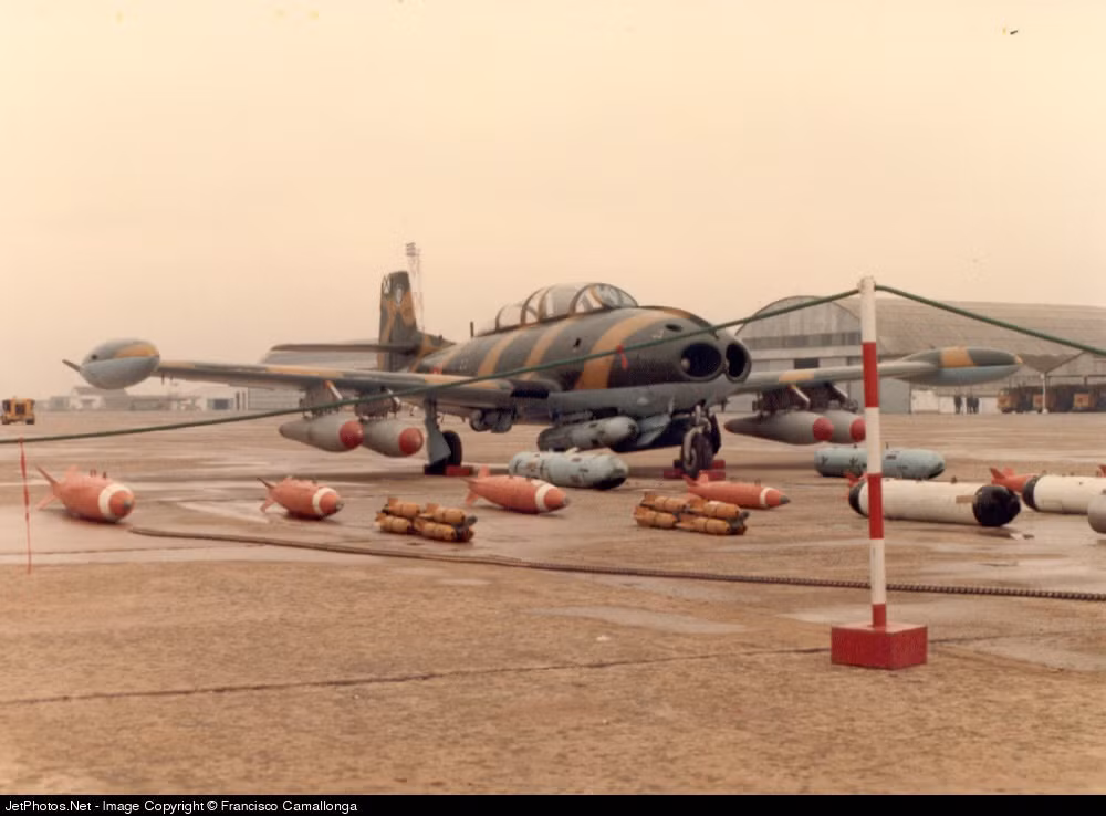 HA-220 được trang bị hai động cơ với cửa hút gió được đặt ở mũi - đây là thiết kế khá độc đáo giúp trọng tâm của HA-220 dồn về giữa thay vì dàn sang hai bên cánh máy bay như trong các thiết kế sau này. Nguồn ảnh: Aviation.