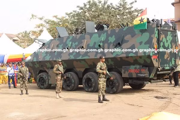 Theo tính toán, thiết giáp này của Ghana có thể chở được 20 binh lính cùng lúc - tất nhiên là trong trường hợp binh lính Ghana không mặc theo bộ áo giáp robot khổng lồ để chui vào bên trong chiếc xe này. Nguồn ảnh: GraphicGH.