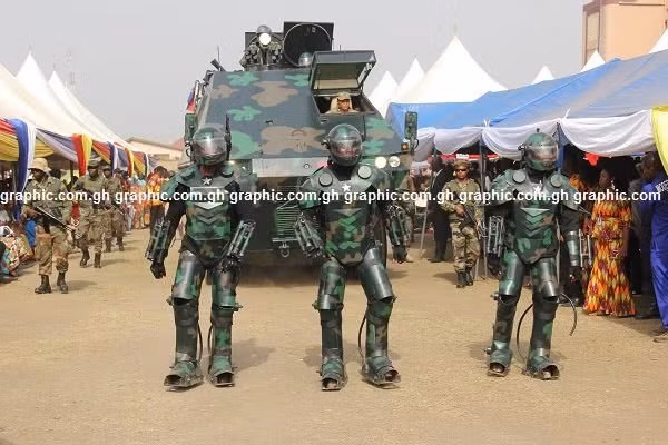 Màn trình diễn vũ khí tự chế của Ghana này đã khiến cả thế giới bị choáng ngợp. Trong hình, có thể thấy mặt trước của thiết giáp mà Ghana mang ra trình diễn được vát nghiêng lớn kèm theo đó là những bộ giáp của binh lính Ghana với hệ thống thuỷ lực hỗ trợ. Nguồn ảnh: GraphicGH.