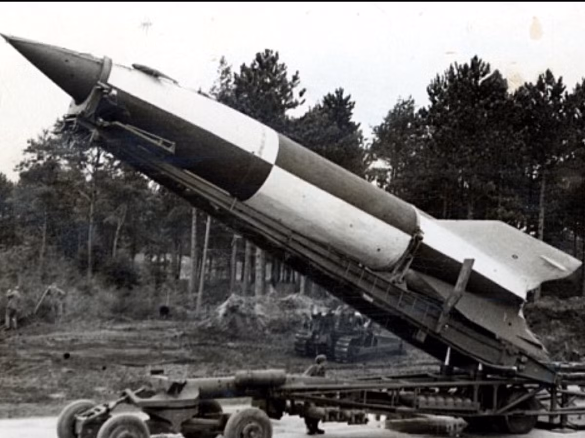 Tên lửa V-2 được Đức bắt đầu sản xuất từ năm 1942 cho tới tận khi Chiến tranh Thế giới thứ hai kết thúc. Trong các tài liệu kỹ thuật của Đức, loại tên lửa này còn có tên là A4. Nguồn ảnh: Warhistoryonline.