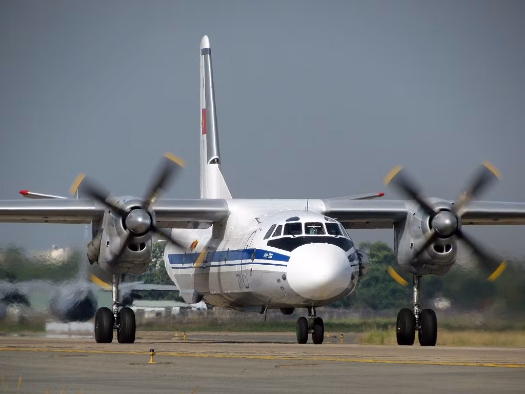 An-26 vẫn là loại máy bay vận tải số một trong biên chế Không quân Việt Nam bên cạnh CASA C295. Hiện tại trong biên chế Không quân Việt Nam đang có 30 chiếc An-26 với số lượng CASA C-295 chỉ là vỏn vẹn ba chiếc. Nguồn ảnh: Nos.