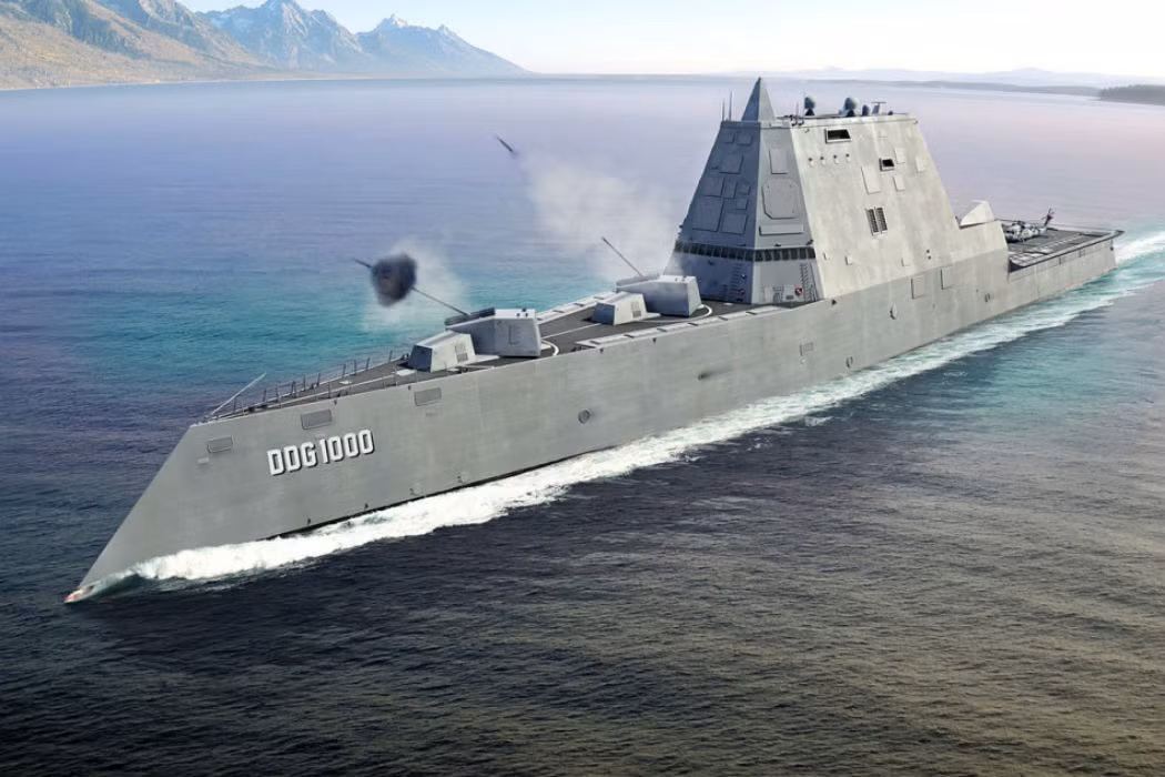 Hiện tại, khu trục hạm Zumwalt đang sử dụng khẩu hải pháo cỡ nòng 155mm, đây là loại pháo cải tiến có độ chính xác lệch tâm chỉ 50 mét ở khoảng cách tối đa 154 km và mỗi viên đạn có giá vào khoảng gần 1 triệu USD tuỳ theo việc mua lẻ từng viên hay mua theo số lượng lớn. Nguồn ảnh: BI.