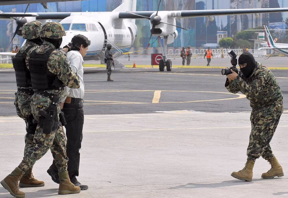 Mỗi năm, doanh thu từ bán sỉ ma tuý bất hợp pháp từ Mexico vào Mỹ giao động từ 14 tới 50 tỷ USD với mỗi kilogram cocain ở Mexico chỉ có giá 1500 USD nhưng khi vào được Mỹ, giá của chúng sẽ tăng vọt lên 50.000 USD cho mỗi kilogram. Nguồn ảnh: CNN.