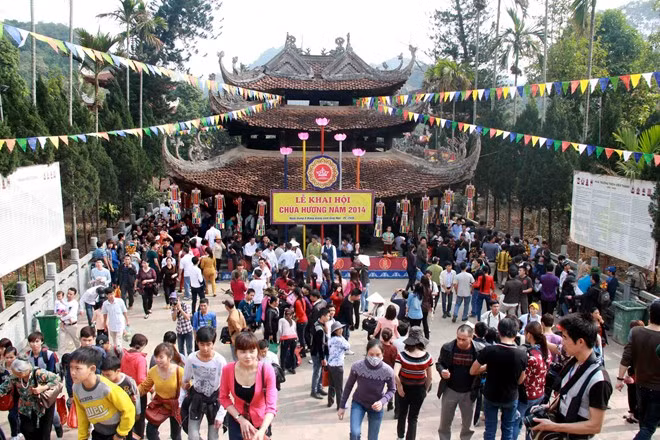 3. Chùa Hương - Hà Nội: Chùa có hai kỷ lục Việt Nam là ngôi chùa có pho tượng Bồ tát Quán Thế Âm tọa sơn bằng đá xưa nhất Việt Nam và lễ hội Phật giáo hàng năm có thời gian dài nhất Việt Nam. Hương Sơn là một khu vực rộng lớn thuộc xã Hương Sơn, huyện Mỹ Đức, thành phố Hà Nội. Ở đây có nhiều chùa, động nổi tiếng như: chùa Thiên Trù, Tiên Sơn, Thanh Sơn, động Hương Tích, động Long Vân, động Đại Binh …Trong ảnh là lễ hội chùa Hương. Ảnh dulichtour.