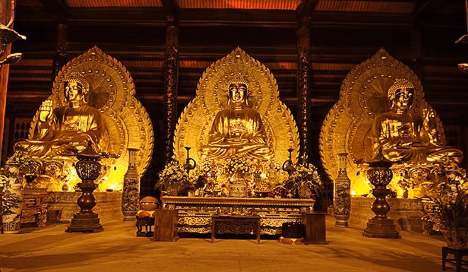 Quần thể chùa Bái Đính gồm một khu chùa cổ và một khu chùa mới được xây dựng từ năm 2003. Kiến trúc chùa mới hoành tráng, đồ sộ nhưng mang đậm bản sắc truyền thống phù hợp với tâm lý hiếu kỳ, tò mò của người Việt Nam thời nay. Trong ảnh là có tượng Phật Thích Ca bằng đồng dát vàng lớn nhất . Ảnh dulichhapro.