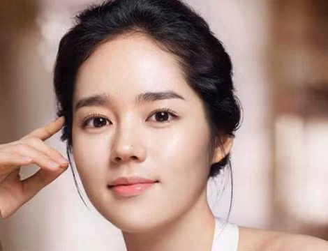 3. Nhân trung rõ ràng. Nhân trung rõ ràng là người phụ nữ có khả năng sinh sản tốt, có quý tướng sinh được con tài giỏi. Đứa trẻ có người mẹ như vậy thường rất hiếu đạo, thông minh, nhiều phúc lộc, tương lai sắp tới sẽ gặt hái được nhiều thành công.
