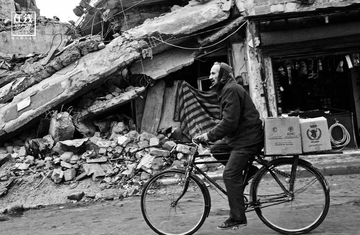 Trong khoảng thời gian 11 ngày lưu lại đất nước Syria, nữ phóng viên ảnh Li Yue đã ghi lại cuộc sống thường nhật của người dân Syria giữa thời buổi loạn chiến. Cụ ông đang chở hàng viện trợ về nhà. Ảnh chụp ở Aleppo.
