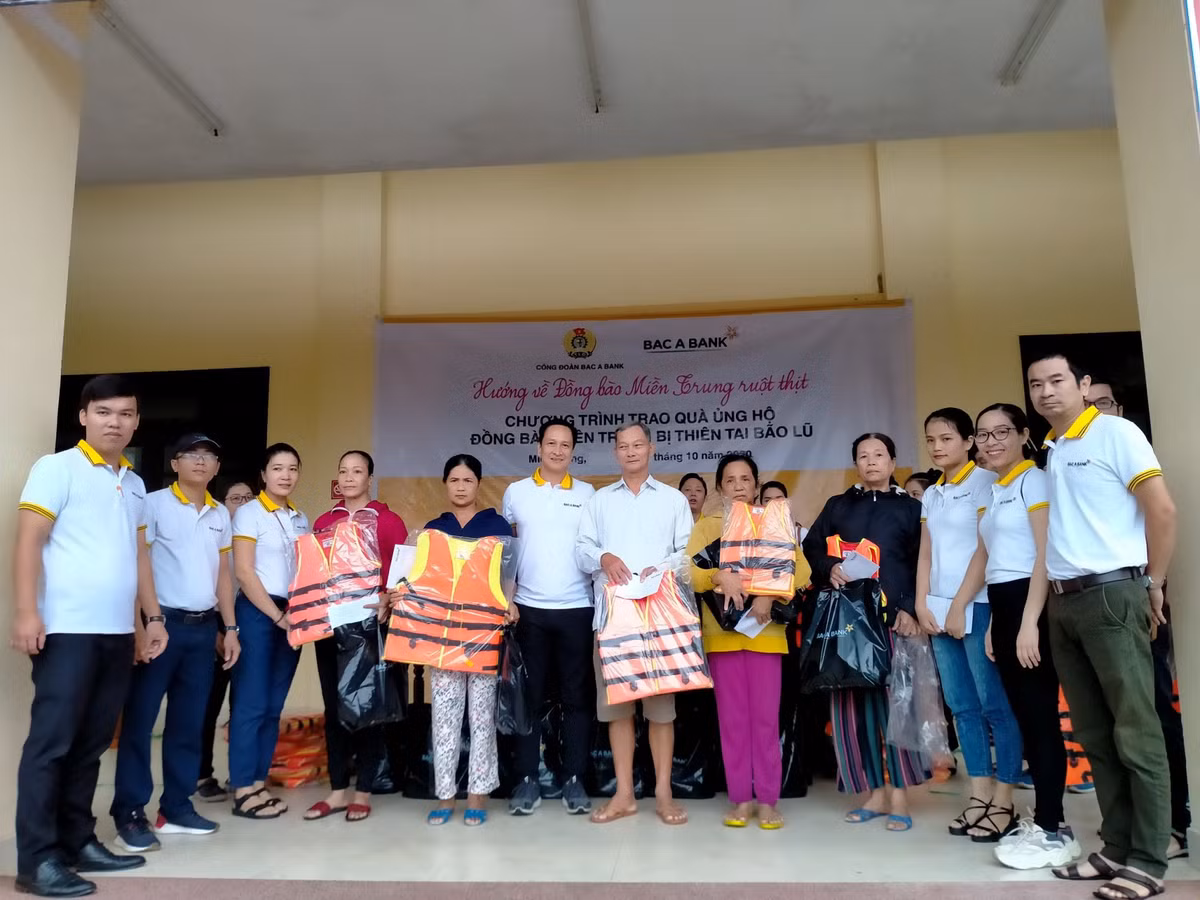 Cong doan Bac A Bank cuu tro nguoi dan vung lu: 