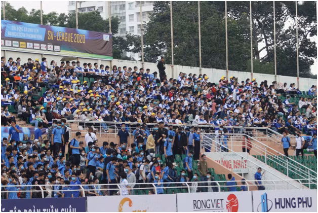 Soi dong man co vu chi co tai giai bong da sinh vien SV-League