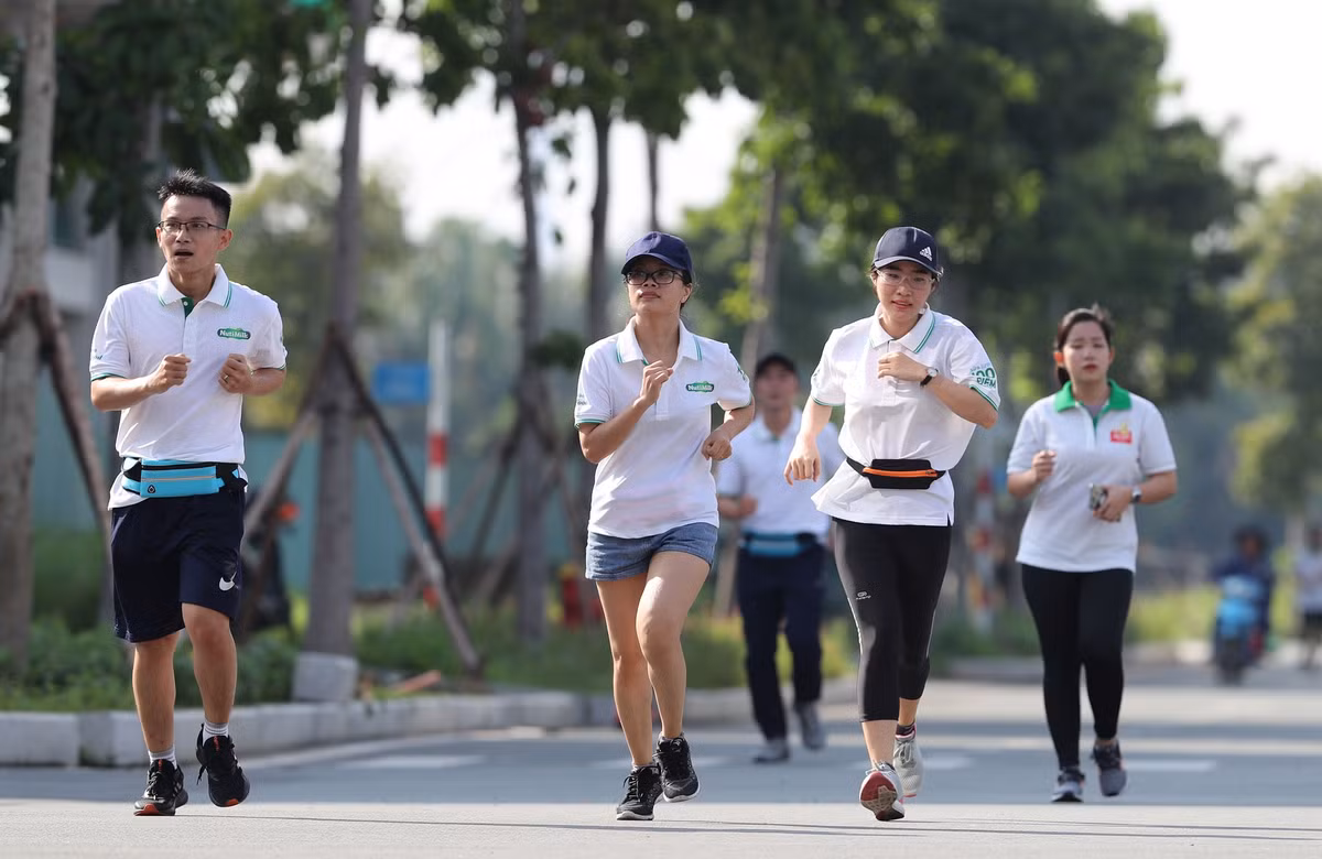 Tham gia chạy bộ cộng đồng, Nutimilk đóng góp 1 tỷ cho các tổ chức xã hội - Hình 3 Tham gia chay bo cong dong, Nutimilk dong gop 1 ty cho cac to chuc xa hoi-Hinh-3