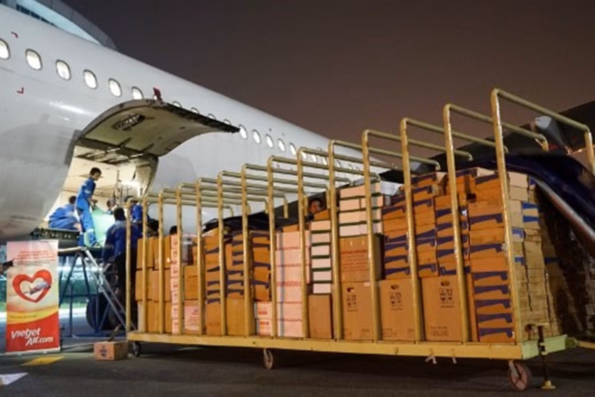 Vietjet van chuyen mien phi hang cuu tro, tang ve can bo den vung lu-Hinh-3