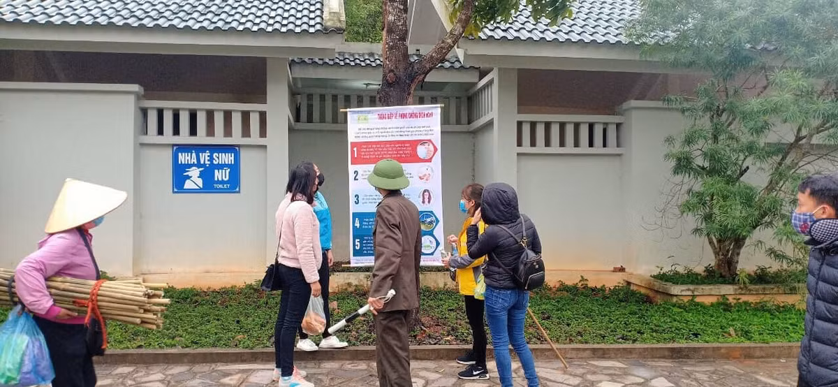 Trao đổi với PV Kiến Thức, ông Lê Trọng Thanh, Phó giám đốc Công ty CP phát triển Tùng Lâm cho biết, công tác phòng dịch bệnh do virus corona tại Yên Tử vẫn được thực hiện một cách nghiêm túc. Công ty yêu cầu tất cả các nhân viên, người bán hàng đều phải đeo khẩu trang phòng dịch.