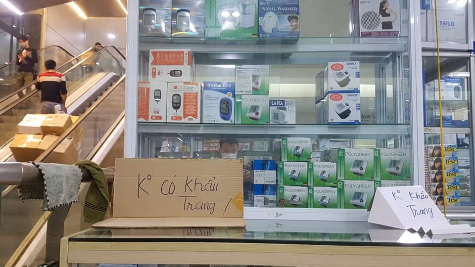 Nhiều ý kiến cho rằng, đăng sau việc các hiệu thuốc không bán khẩu trang dù nguyên nhân gì cũng là hành vi bỏ mặc khách hàng ở thời điểm mặt hàng này đang được người dân đặc biệt quan tâm.