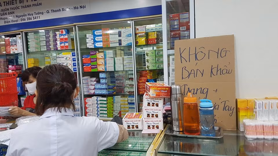 Dư luận đặt câu hỏi, do giá khẩu trang cao hay do thiếu nguồn nhập mà các hiệu thuốc không bán mặt hàng này giữa thời điểm dịch corona đang diễn biến phức tạp.
