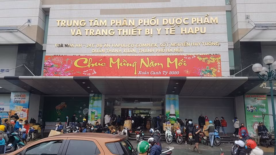 Mới đây, hàng loạt quầy thuốc tại chợ thuốc Hapulico đồng loạt treo biển “không bán khẩu trang, nước rửa tay, miễn hỏi” đã gây chú ý dư luận ở thời điểm dịch corona đang diễn biến phức tạp.