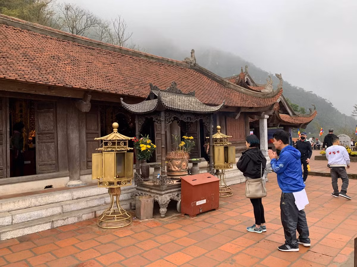 Do vậy, khác với mọi năm khi hàng vạn du khách trẩy hội Yên Tử, năm nay, khách đến Yên Tử trong những ngày đầu xuân thưa thớt.