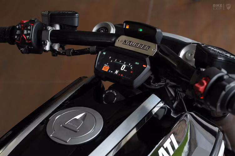 Do Ducati yêu cầu Krugger phải giữ XDiavel S ở kiểu dáng cruiser nên thay vì tay lái clip-on thể thao, ông đã thay ghi-đông nguyên bản của xe bằng loại drag ba rộng ngang nhưng vẫn có chiều cao lớn. Trong khi đó, dàn để chân phía trước của chiếc xe được đẩy lùi về phía sau tương tự như những chiếc Diavel thường, thay vì vươn phía trước ở XDiavel nguyên bản.