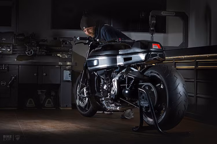 Phần thân xe chạy từ phía trước ra sau tạo thành một đường thẳng cũng khiến chiếc XDiavel S của Krugger trông gọn gàng hơn. Trong khi đèn trước được giữ nguyên thì ở phía sau, Krugger đã "thửa riêng" cho chiếc xe một bộ đèn hậu mới bằng inox và nhựa trong Plexiglass. Chỉ tính riêng bộ đèn hậu này đã tốn của ông mất 8 ngày làm việc.