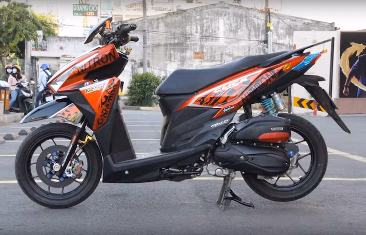 Những bản độ kiểng khá độc đáo cũng đã liên tục được các biker Việt tạo ra từ Click 125i, tuy nhiên hiếm có bản độ nào có độ "khủng" và độc đáo như chiếc Click của một shop độ tại Sài Gòn mới hoàn thành. Nhờ có loạt đồ chơi "hàng khủng" được chế vào xe, chiếc Click đã trở nên độc đáo và ấn tượng hơn nhiều.