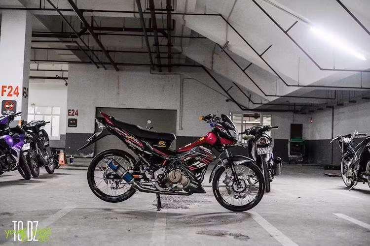 Chiếc xe côn tay hyper underbone Suzuki Satria 150 (hay Suzuki Raifer 150) đời 2009 đã được biker tại Lâm Đồng "dọn mới" lại với những đồ chơi đơn giản nhưng đẹp mắt và mang biển số đẹp tứ quý 6.