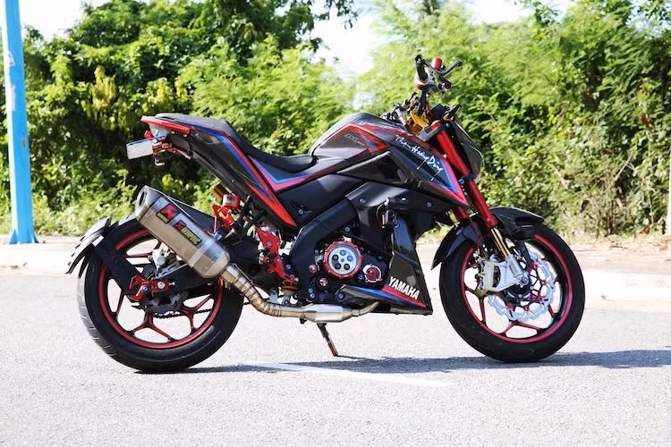 Cây pô Akrapovic đồ chơi khiến âm thanh từ khối động cơ 150 cc trở nên ấn tượng hơn. Cuối cùng, toàn bộ dàn vỏ nguyên bản của TFX150 đã được dán hoàn toàn bằng sợi carbon thật, sau đó được trang trí bằng tem cắt theo ý tưởng của chủ nhân.