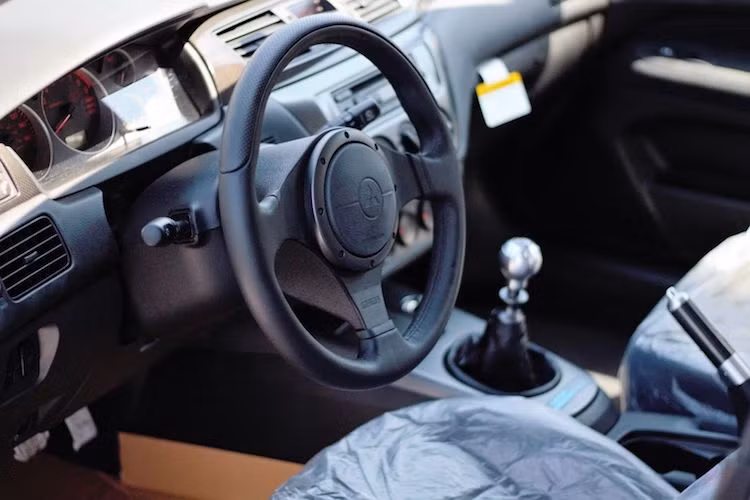 Ở bên trong nội thất, Lancer Evolution IX cũng khác biệt so với những chiếc Lancer thường khác nhờ có vô-lăng thể thao Momo, các pedal chống trượt, cần số bằng nhôm, cần tay phanh đặc biệt và cặp ghế ngồi Recaro ôm lưng cho hàng ghế trước. Tuy nhiên do "xuất thân" là một mẫu sedan hạng C giá rẻ, nội thất của xe trông vẫn khá "cùi" với nhiều nhựa cứng và bọc nỉ.