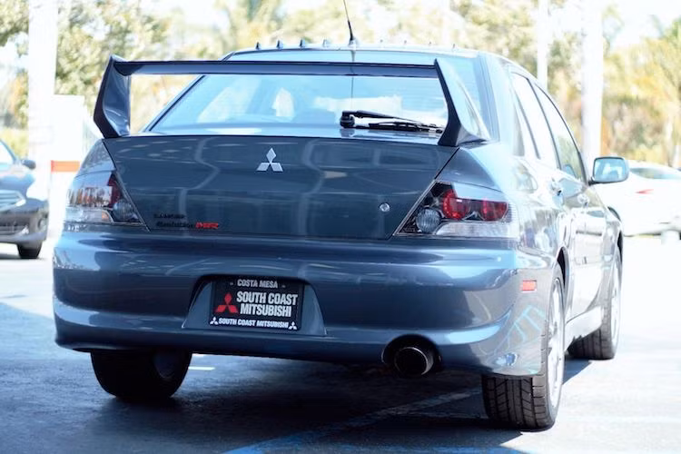 Nếu so với một chiếc Lancer bình thường, những phiên bản Lancer Evolution thuộc tất cả các thế hệ đều có những điểm khác biệt như các vòm bánh rộng hơn, bodykit thể thao, mâm trọng lượng nhẹ và đặc biệt là cánh đuôi lớn ở phía sau. Những thay đổi này lấy cảm hứng từ phiên bản Lancer Evolution từng "làm mưa làm gió" tại giải rally WRC một thời.